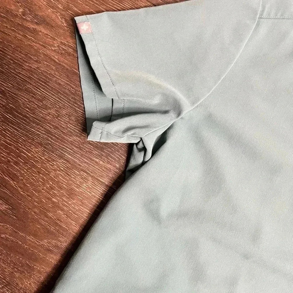 Figs Scrubs Casma Three-Pocket Scrub Top™ - Picture 6 of 6